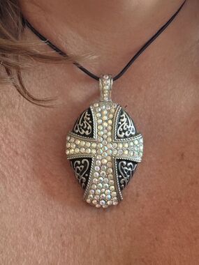 Western Rhinestone Cross Pendant Necklace – Silver Tone Faith Statement Necklace